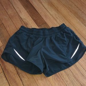 Lulu lemon army green hotty hot 2.5 shorts